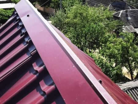 Планка конька плоского GRAND LINE 130х30х130х0,45 мм PE-foil RAL 3005